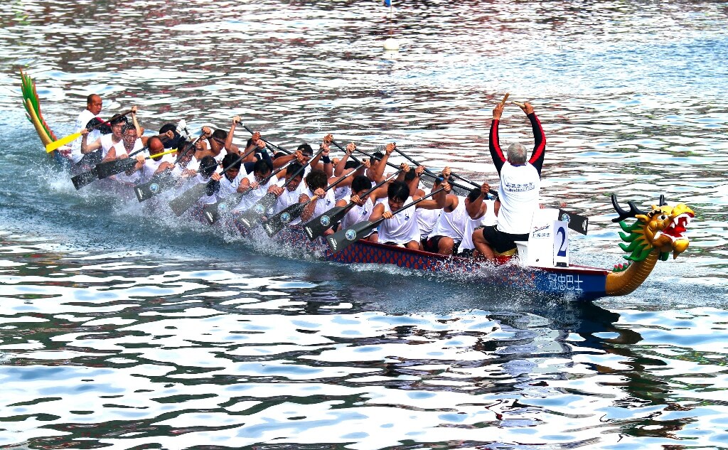 A dragon boat during a race in Hong Kong. Photo credit: eLjeProks, flickr.com, cc 